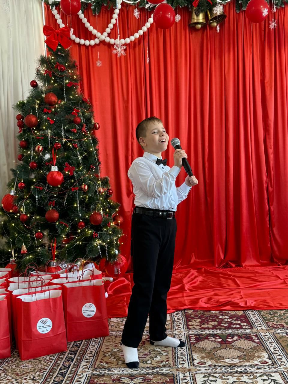 Детям и подросткам Реабилитационного центра в Казбековском районе в преддверии Нового года вручили подарки от Благотворительного фонда «Чистое сердце»